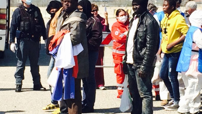 Migranti, in 110 giunti nel porto di Corigliano
E in serata ne arrivano ancora a Palmi