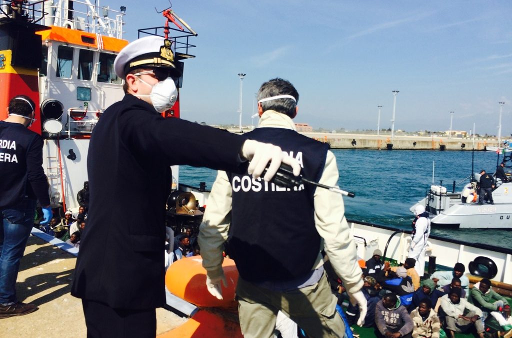 Le immagini dello sbarco e dell’assistenza
di 700 migranti al porto di Corigliano
