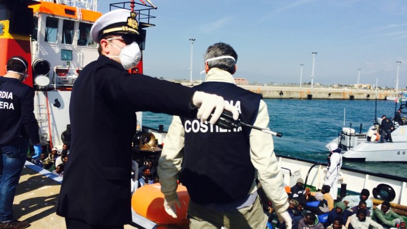 Le immagini dello sbarco e dell’assistenza
di 700 migranti al porto di Corigliano