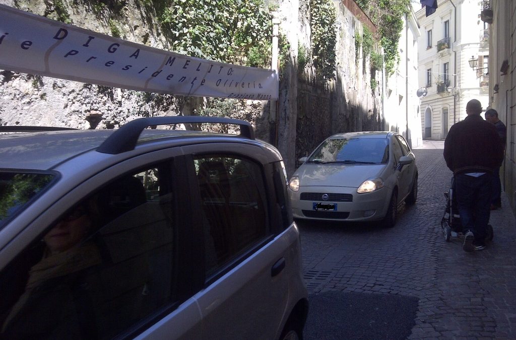 Prima la richiesta d’appuntamento, ora il ringraziamento
Continua il dialogo a striscioni tra Manno e Oliverio
