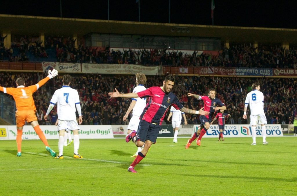 LE FOTO – La festa dei rossoblù in campo