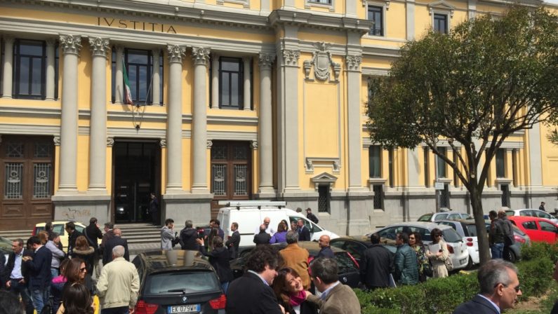 Allarme bomba al tribunale di Catanzaro
Arrivano gli artificieri, pericolo scampato