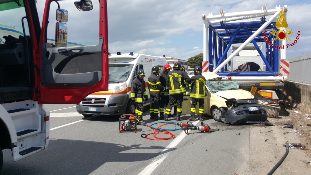 Auto finisce sotto un Tir sulla strada statale 106
Morta una ragazza a Crotone, le foto dei soccorsi
