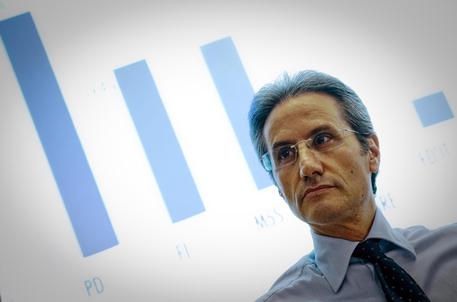 Sassi contro l’abitazione del governatore Caldoro