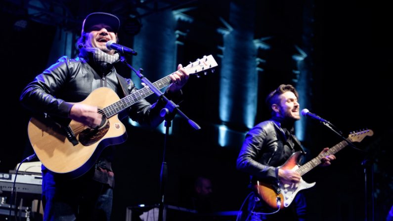 I Tiromancino riempiono la piazza 
La band al Folk Festival di Potenza