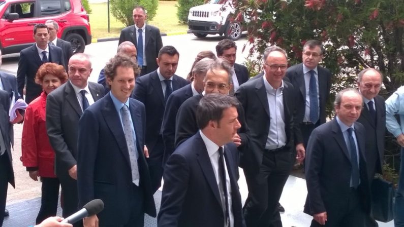 Matteo Renzi nello stabilimento FCA di Melfi
La visita lampo per parlare (anche) di jobs act