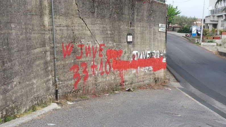 LE FOTO – Scritte sui muri di San Marco Argentano (CS) dopo Juve-Barcellona