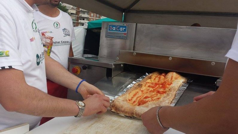 A Rende in migliaia per cercare il record
Le immagini della pizza più lunga del mondo