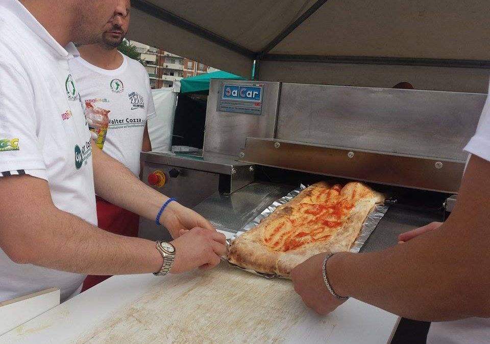 A Rende in migliaia per cercare il record
Le immagini della pizza più lunga del mondo