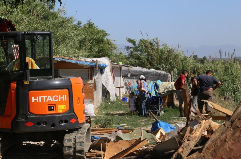 LE FOTO – Cosenza, sgombero campo Rom: demolite le baracche di legna e cartone