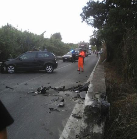 LE FOTO – Incidente mortale a Badolato (CZ): quello che resta dell’auto