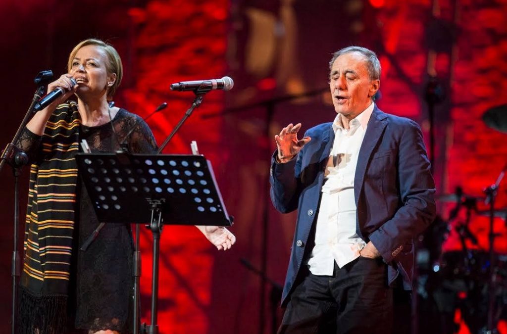Vecchioni canta in calabro-greco
insieme alla cantastorie Prestia