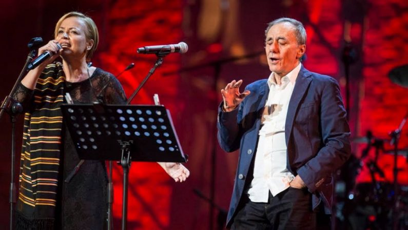 Vecchioni canta in calabro-greco
insieme alla cantastorie Prestia