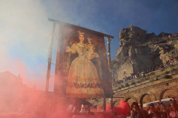 In migliaia tra i Sassi 
Folla alla processione dei Pastori