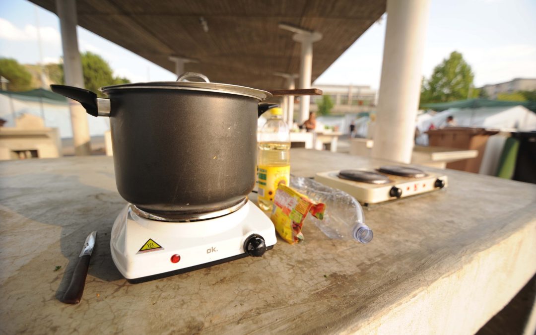 LE FOTO – La vita dei Rom nella tendopoli a Cosenza