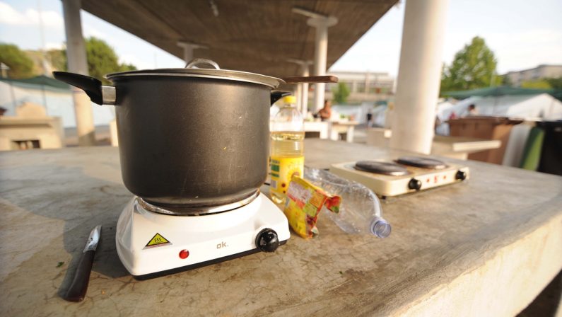LE FOTO – La vita dei Rom nella tendopoli a Cosenza