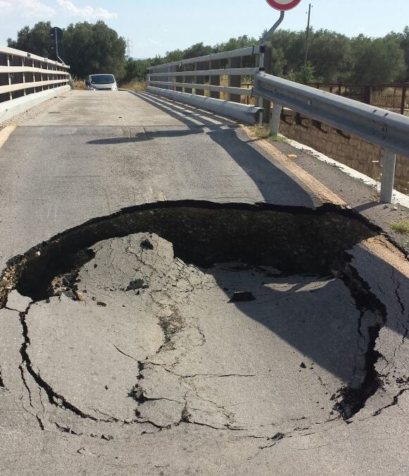 Chiuso ponte Craco-San Basilio
Cede l’asfalto sulla rampa di ingresso