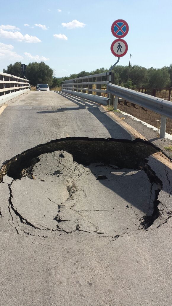Chiuso ponte Craco-San Basilio
Cede l'asfalto sulla rampa di ingresso