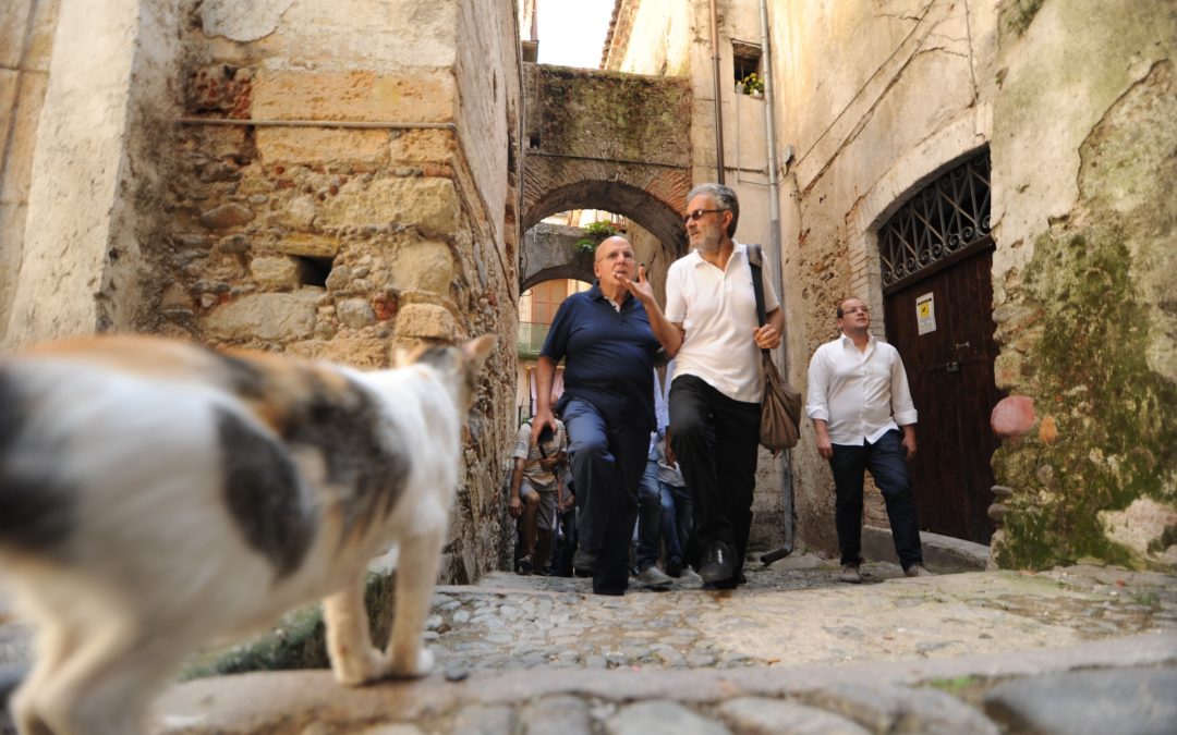 Il governatore Oliverio e il sindaco Occhiuto
tra le stradine del centro storico di Cosenza