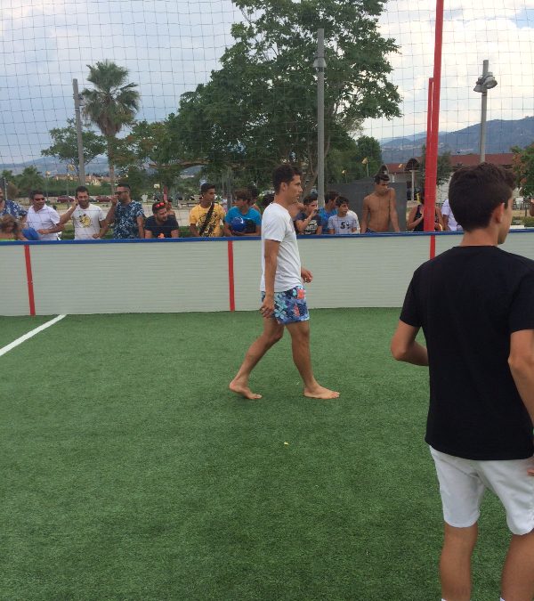 LE FOTO – Hernanes gioca con i bambini in un lido di Rossano