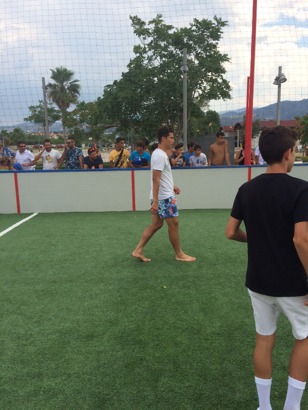 LE FOTO – Hernanes gioca con i bambini in un lido di Rossano