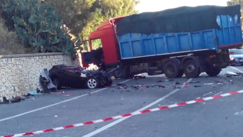 Ancora sangue sulla strada Statale 106 jonica 
Scontro tra un'auto e un tir, morto il regista Petitto