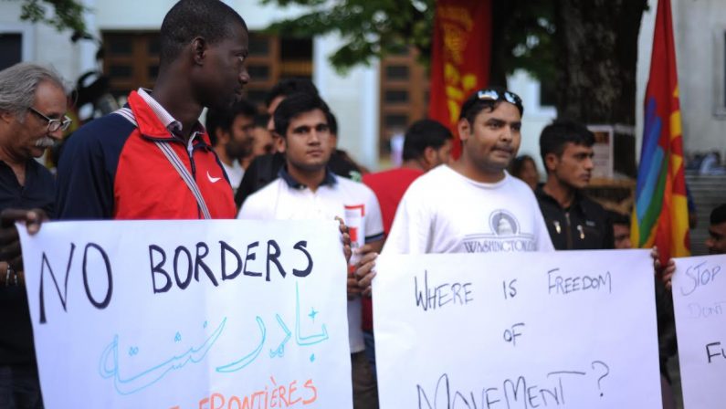 La marcia degli scalzi a difesa dei migranti
In centinaia in strada a Cosenza