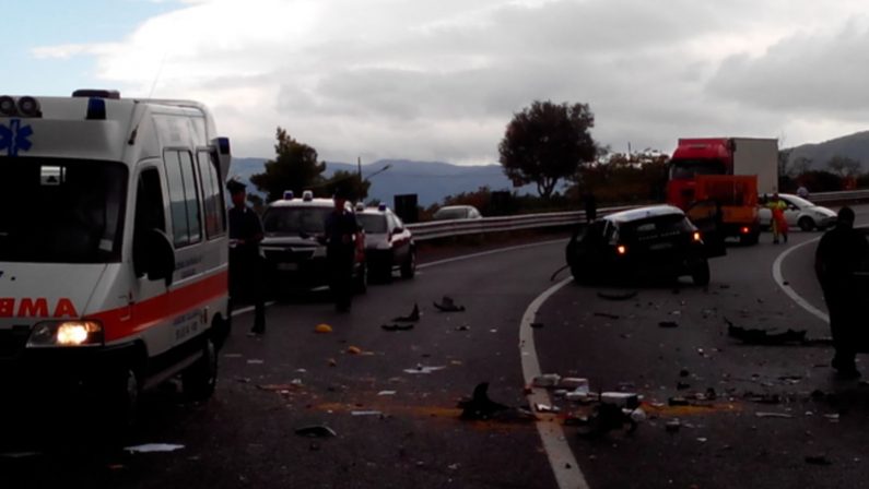 Scontro sulla 106 Ionica all’altezza di Stalettì
Coinvolte 4 auto, 5 feriti, le immagini dei mezzi