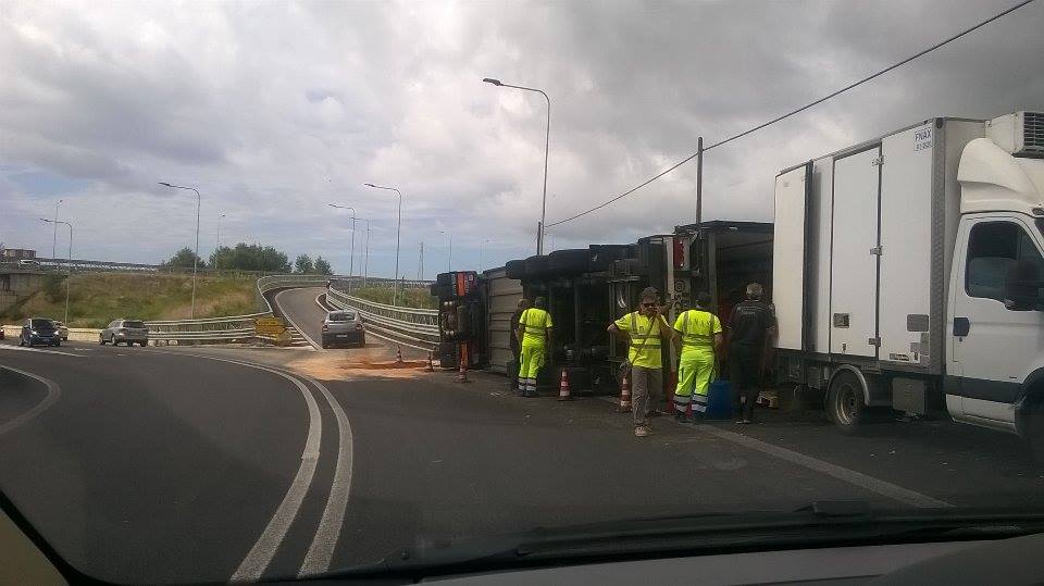Lamezia Terme, si ribalta un tir 
all’ingresso della A3, Illeso il conducente