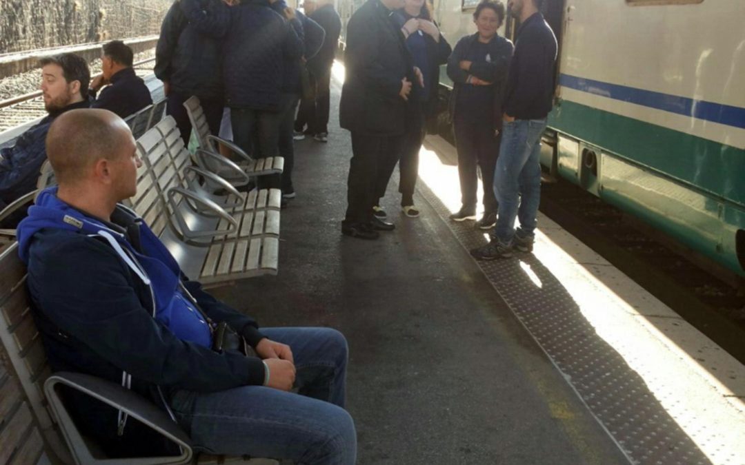 Anche un gruppo di calabresi sui treni bloccati a Tolone
«Non esistono più rotaie, vorremmo tornare indietro»