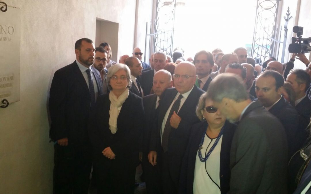 GUARDA LE FOTO – Cerimonia in memoria di Fortugno
Allontana madre e moglie dei due condannati
