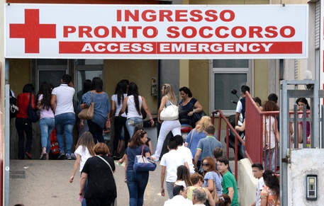 Napoli, non ce l'ha fatta il ragazzo investito dal treno