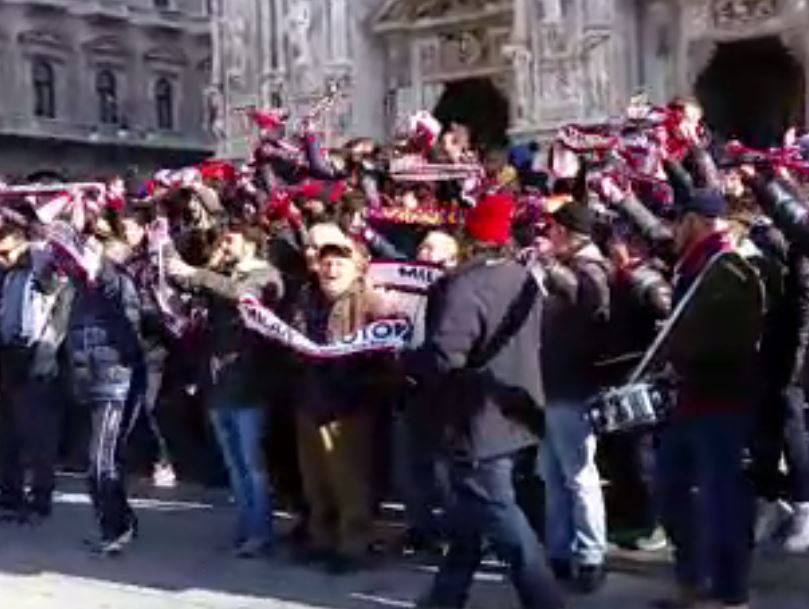 I tifosi davanti al Duomo
per gridare forza Crotone