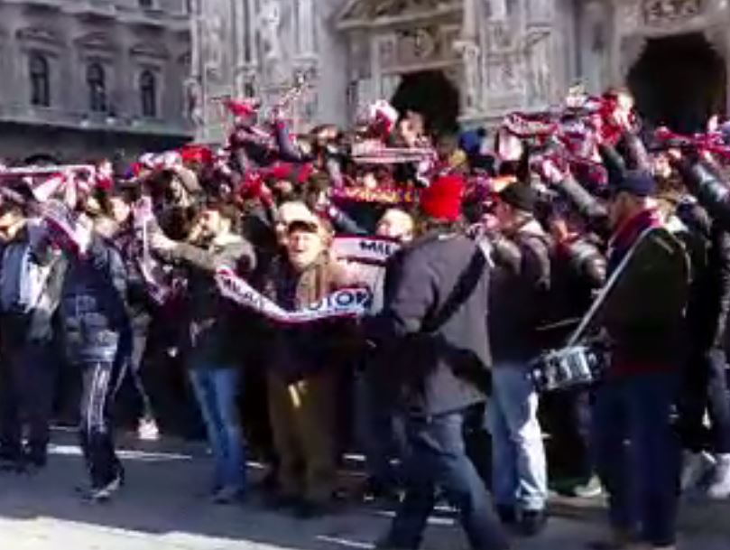 I tifosi davanti al Duomo
per gridare forza Crotone