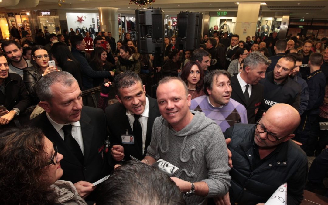 Centinaia di fan impazziti per Gigi D’Alessio
ieri in un centro commerciale a Rende
