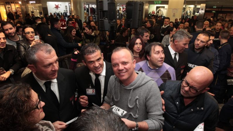 Centinaia di fan impazziti per Gigi D'Alessio
ieri in un centro commerciale a Rende