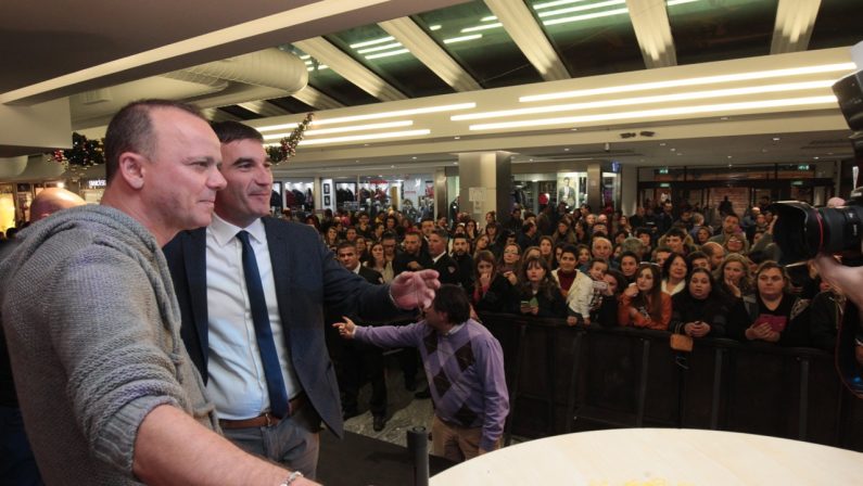 LE FOTO – Fan il delirio a Rende per Gigi D’Alessio
Il cantautore al centro commerciale Metropolis