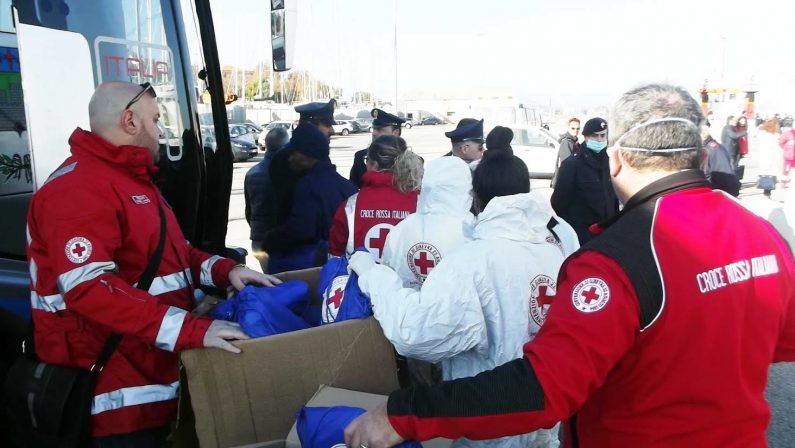 LE FOTO – Oltre duecento migranti
arrivati stamattina al porto di Crotone