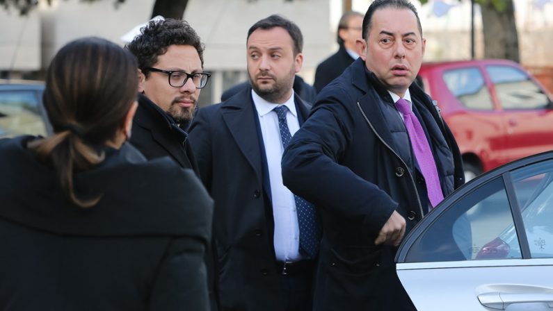L’addio al segretario buono
Folla di gente comune, bandiere e autorità