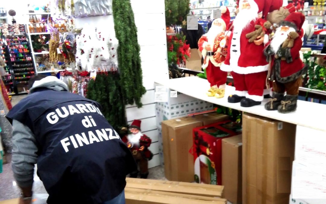 Luci e addobbi di Natale pericolosi, maxi sequestro
Scoperti un milione di pezzi in negozio del Cosentino