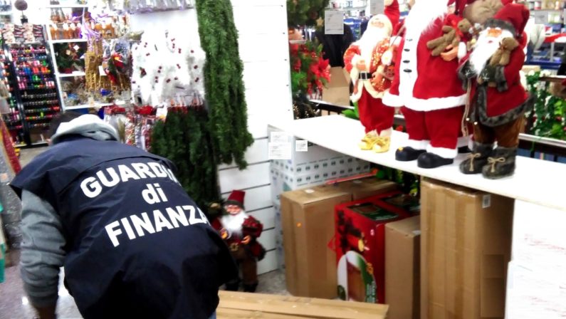 Luci e addobbi di Natale pericolosi, maxi sequestro
Scoperti un milione di pezzi in negozio del Cosentino