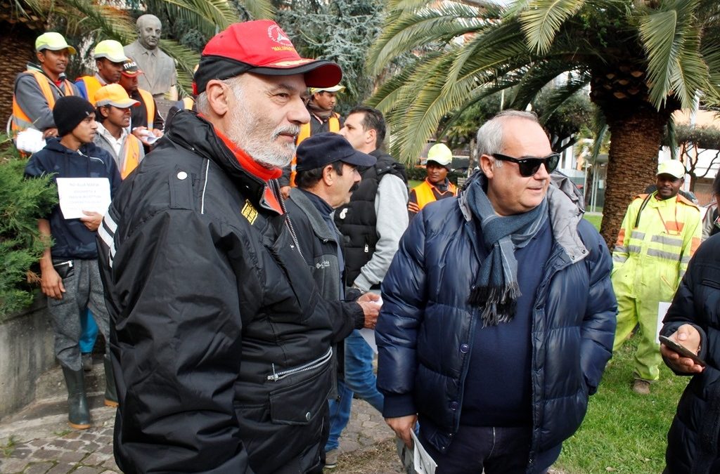Presidio davanti al tribunale di Lamezia per esprimere
solidarietà al giornalista vittima di un’intimidazione