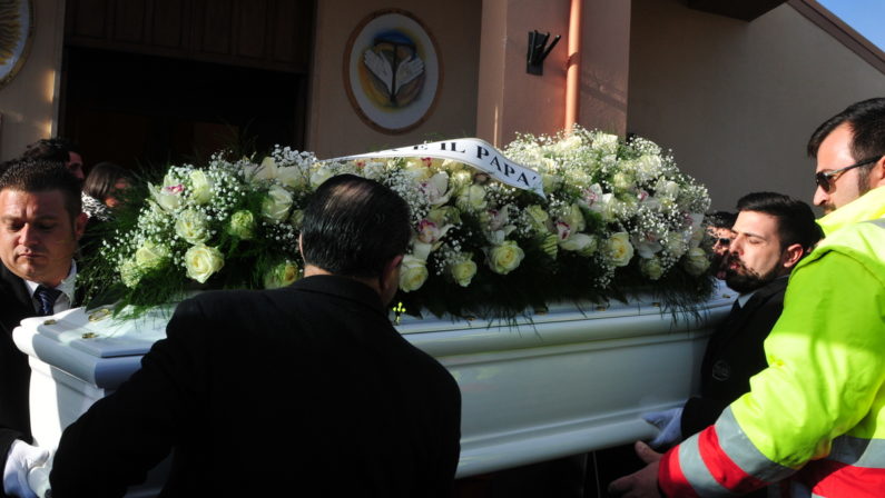 Catanzaro, commozione ai funerali della giovane AndreaTravolta e uccisa mentre attraversava la strada