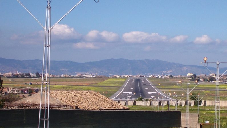 Eruzione Etna, chiuso l'aeroporto di Reggio CalabriaCenere in tutto lo Stretto. Voli dirottati a Lamezia