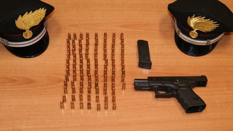 Avevano in casa una pistola con matricola abrasaPadre e figlio arrestati dai carabinieri a Vibo