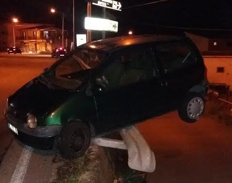Automobile resta in bilico sul guard raildopo un incidente in provincia di Cosenza