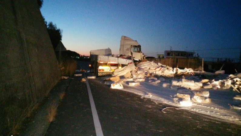 Un camion di farina perde il carico in stradaStatale 18 e ferrovia bloccate per ore nel cosentino