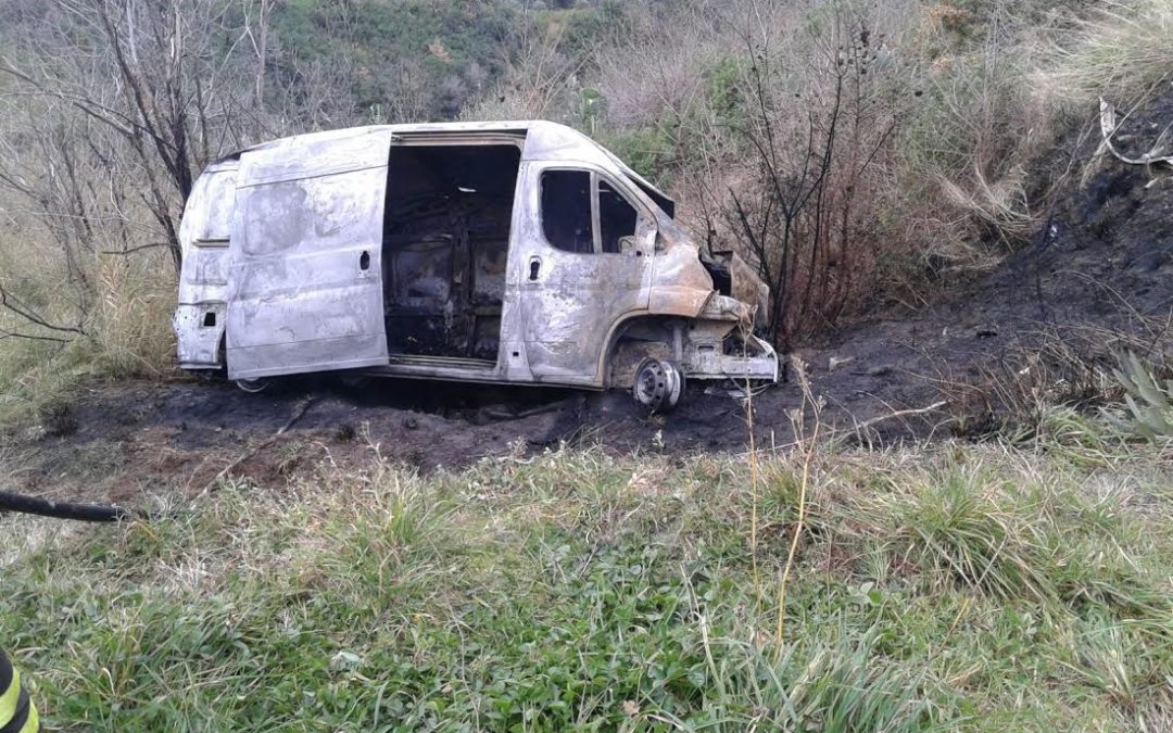Ferito in gravi condizioni l’autista di un camioncino precipitato in una scarpata nel Catanzarese