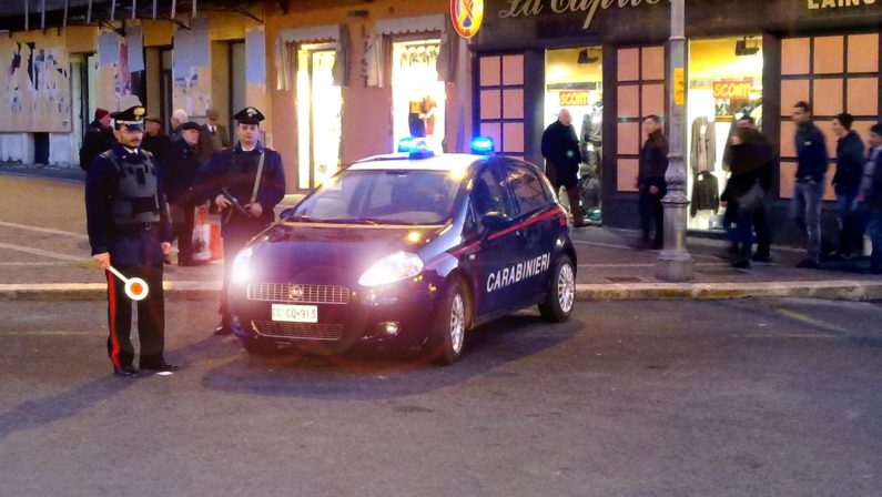 Scontro tra un'auto e una vettura dei carabinieri contromano: un ferito