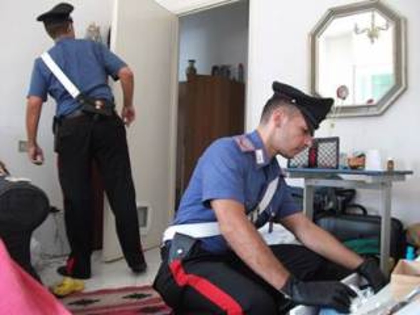 Pistola e munizioni nascoste in frigo Arrestato un uomo nel Vibonese